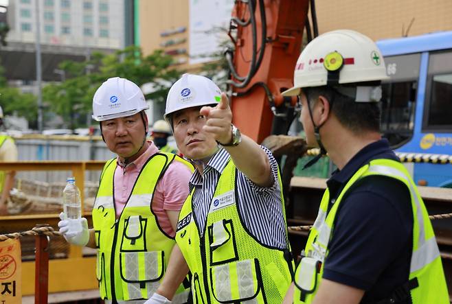 백호 서울교통공사 사장이 서울시의회 교통위원회 부위원장을 맡고 있는 이병윤 서울시의원(국민의힘·동대문1)과 함께 지하철 1호선 제기동역을 찾아 역사 내 공사 현장의 안전 점검을 실시하고 있다.[서울교통공사 제공]