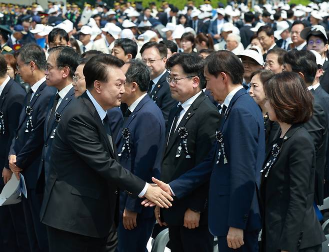 윤석열 대통령이 6일 서울 동작구 국립서울현충원에서 열린 제69회 현충일 추념식이 끝난 뒤 퇴장하며 조국 조국혁신당 대표와 악수하고 있다. [연합]