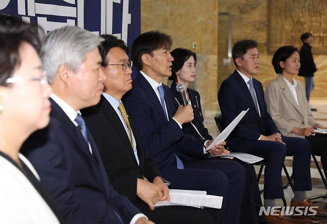 [서울=뉴시스] 고승민 기자 = 조국 조국혁신당 대표가 7일 서울 여의도 국회 로텐더홀에서 열린 최고위원회의에서 모두발언하고 있다. 2024.06.07. kkssmm99@newsis.com