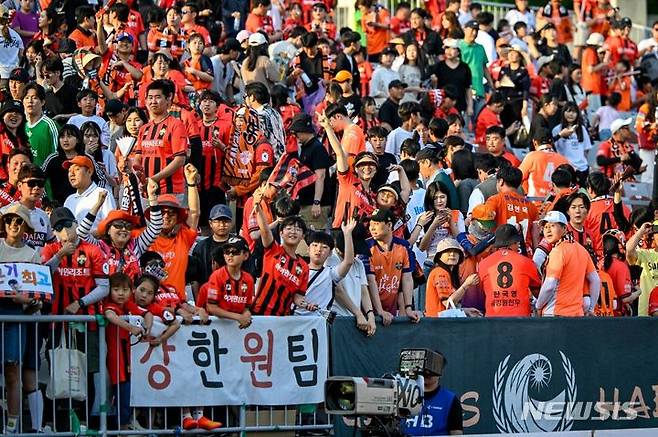 [서울=뉴시스] 프로축구 K리그1 강원FC 팬들이 홈경기에서 강원 선수단을 응원하고 있다. (사진=강원FC 제공) *재판매 및 DB 금지