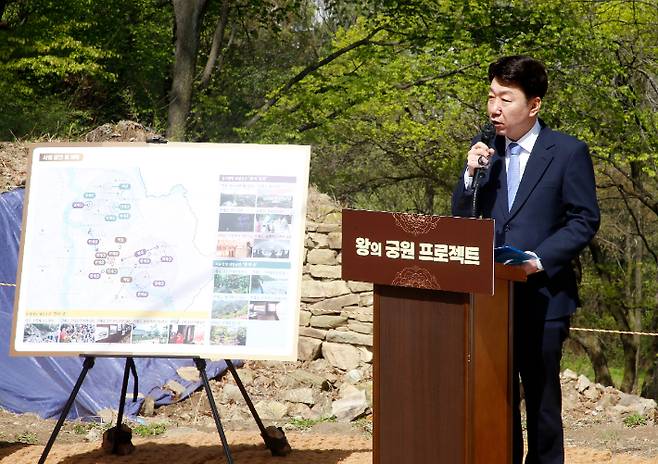 우범기 전주시장이 지난해 4월 12일 전주시 동고산성에서 '왕의 궁원 프로젝트 현장 브리핑'을 열고 사업 계획을 설명하고 있다. 전주시 제공