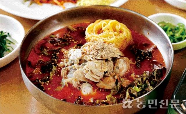 강원 양양에 있는 식당 ‘양양째복’이 손님들에게 제공하는 ‘째복 물회’. 별다른 해산물 없이 민들조갯살만 들어가 맛이 담백하고 깔끔하다. 양양=김원철 프리랜서 기자