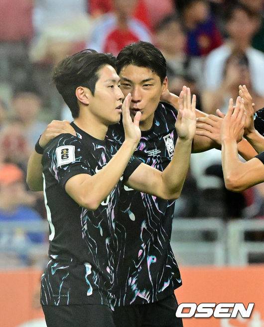 [OSEN=칼랑(싱가포르), 조은정 기자]김도훈 임시감독이 이끄는 대한민국과 싱가포르의 2026 FIFA&nbsp;북중미 월드컵 아시아 2차 예선 C조 5차전이 6일(한국시간) 오후 9시 싱가포르 칼랑에 위치한 싱가포르 더 내셔널 스타디움에서 열렸다.각 조 1・2위에 3차 예선 진출 자격이 주어지는 가운데 한국은 싱가포르와 5차전에서 비기기만 해도 11일 중국과 6차전 경기 결과와 상관없이 3차 예선행을&nbsp;확정한다. 심지어&nbsp;5차전에서 한국이 패해도&nbsp;태국이 승점을 챙기지 못한다면&nbsp;3차 예선으로 향할 수 있다.전반 대한민국 이강인이 선제골을 성공시키고 주민규의 축하를 받고 있다. 2024.06.06 /cej@osen.co.kr