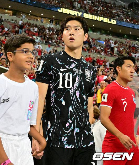 [OSEN=칼랑(싱가포르), 조은정 기자]김도훈 임시감독이 이끄는 대한민국과 싱가포르의 2026 FIFA&nbsp;북중미 월드컵 아시아 2차 예선 C조 5차전이 6일(한국시간) 오후 9시 싱가포르 칼랑에 위치한 싱가포르 더 내셔널 스타디움에서 열렸다.각 조 1・2위에 3차 예선 진출 자격이 주어지는 가운데 한국은 싱가포르와 5차전에서 비기기만 해도 11일 중국과 6차전 경기 결과와 상관없이 3차 예선행을&nbsp;확정한다. 심지어&nbsp;5차전에서 한국이 패해도&nbsp;태국이 승점을 챙기지 못한다면&nbsp;3차 예선으로 향할 수 있다.경기에 앞서 대한민국 이강인이 그라운드로 입장하고 있다. 2024.06.06 /cej@osen.co.kr