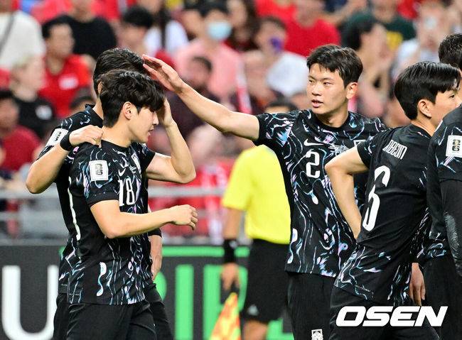 [OSEN=칼랑(싱가포르), 조은정 기자]김도훈 임시감독이 이끄는 대한민국과 싱가포르의 2026 FIFA&nbsp;북중미 월드컵 아시아 2차 예선 C조 5차전이 6일(한국시간) 오후 9시 싱가포르 칼랑에 위치한 싱가포르 더 내셔널 스타디움에서 열렸다.각 조 1・2위에 3차 예선 진출 자격이 주어지는 가운데 한국은 싱가포르와 5차전에서 비기기만 해도 11일 중국과 6차전 경기 결과와 상관없이 3차 예선행을&nbsp;확정한다. 심지어&nbsp;5차전에서 한국이 패해도&nbsp;태국이 승점을 챙기지 못한다면&nbsp;3차 예선으로 향할 수 있다.전반 대한민국 이강인이 선제골을 성공시키고 황재원의 축하를 받고 있다. 2024.06.06 /cej@osen.co.kr