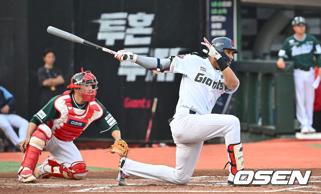 [OSEN=부산, 이석우 기자] 7일 부산 사직야구장에서 2024 신한 SOL 뱅크 KBO 리그 롯데 자이언츠와 SSG 랜더스의 경기가 열렸다. 홈팀 롯데는 이민석이 데뷔 첫 선발승에 도전하고 원정팀 SSG는 지난 1일 키움과의 데뷔전에서 첫 승리를 챙긴 시라카와가 선발로 출전한다.롯데 자이언츠 레이예스가 1회말 1사 1,2루 중견수 오른쪽 1타점 안타를 치고 있다. 2024.06.07 / foto0307@osen.co.kr