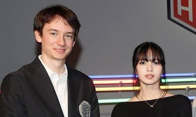 프레데릭 아르노(왼쪽), 블랙핑크 멤버 리사.&nbsp;보그 태국판 SNS 캡처