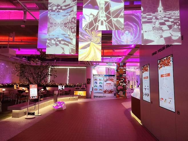 그라운드220에 입장하면 펼쳐지는&nbsp;‘별천지’. 각종 패턴들은&nbsp;‘엑사원’을 기반으로 생성됐다.&nbsp;