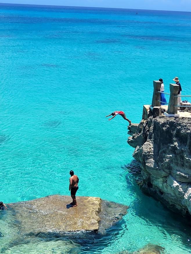 티니안 타가비치에서 아이들이 다이빙을 즐기고 있다. 사진제공|마리아나관광청