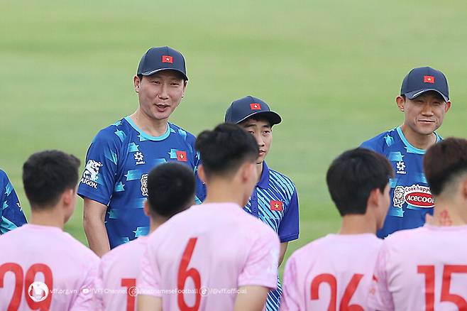 ▲ 베트남축구협회는 김상식 감독을 선임하며 A대표팀과 23세 이하 대표팀을 성공적으로 이끌고 베트남 축구의 목표를 달성할 수 있을 것으로 기대했다. 출발이 좋다. 7연패에 빠져있던 베트남을 맡아 북중미 월드컵 아시아 2차예선에서 필리핀을 3-2로 잡고 승리를 안겼다. 더불어 경기 후 팬들에게 감사 인사까지 하는 애정을 보여줘 더욱 찬사를 이끌어냈다. ⓒ 베트남축구협회