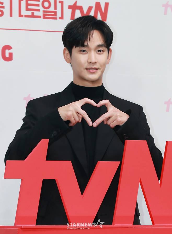 배우 김수현이 7일 오전 서울 라마다신도림 호텔에서 진행된 tvN 토일드라마 '눈물의 여왕' 제작발표회에 참석해 포즈를 취하고 있다.  퀸즈 그룹 재벌 3세인 '백화점의 여왕' 홍해인과 용두리 이장 아들인 '슈퍼마켓 왕자' 백현우 3년차 부부의 아찔한 위기와 기적처럼 다시 시작되는 사랑 이야기 '눈물의 여왕'은 오는 9일 첫 방송된다. /2024.03.07 /사진=이동훈