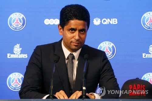 프랑스 매체 르파리지앵의 로랑 페랭 기자는 PSG 회장 나세르 알 켈라이피가 킬리안 음바페에게 한 행동은 너무 감정적이었다고 지적했다. 최근 PSG를 떠나 FA로 레알 마드리드와 5년 계약을 맺은 음바페는 이적을 결심하자 PSG가 자신을 경기에 내보내지 않으려고 했다고 폭로했다. 일부 언론들은 PSG가 음바페에게 줘야할 임금 일부도 체불했다고 주장했다. 이를 두고 페랭 기자는 알 켈라이피 회장의 행동은 지위에 맞지 않으며 위대함이 부족하다고 비난했다. 연합뉴스