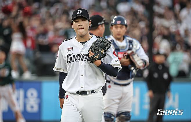 이민석은 7일 사직구장에서 열린 '2024 신한 SOL Bank KBO 리그' SSG와 주말 3연전 첫 번째 맞대결에서 선발 등판. 1⅓이닝 3실점을 기록한 뒤 제구 난조로 일찌감치 마운드를 떠났다. 롯데 자이언츠