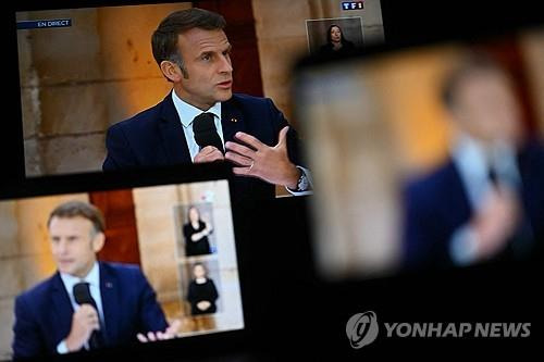 마크롱 대통령 (AFP=연합뉴스) 에마뉘엘 마크롱 프랑스 대통령이 6일(현지시간) TF1, 프랑스2 방송 인터뷰에서 우크라전, 유럽의회 선거 등 이슈에 대해 입장을 밝히고 있다. 2024.06.06 photo@yna.co.kr