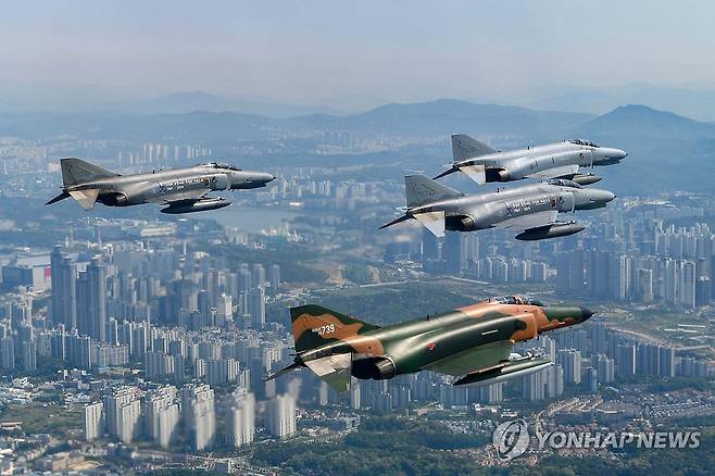 '팬텀 필승편대', 49년 만의 국토순례 비행 (서울=연합뉴스) 대한민국 공군의 F-4E 팬텀 4대가 지난 9일 49년 만의 국토순례 비행을 성공적으로 실시했다고 12일 밝혔다. 사진은 수원상공 모습. 2024.5.12 [공군 제공. 재판매 및 DB 금지] photo@yna.co.kr