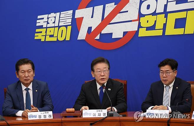 발언하는 이재명 대표 (서울=연합뉴스) 신준희 기자 = 더불어민주당 이재명 대표가 7일 국회에서 열린 최고위원회의에서 발언을 하고 있다. 2024.6.7 hama@yna.co.kr