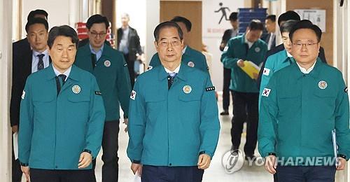 2024년 5월 16일 의대정원 관련 대국민 담화를 위해 이동하는 한덕수 총리(가운데) [연합뉴스 자료사진]