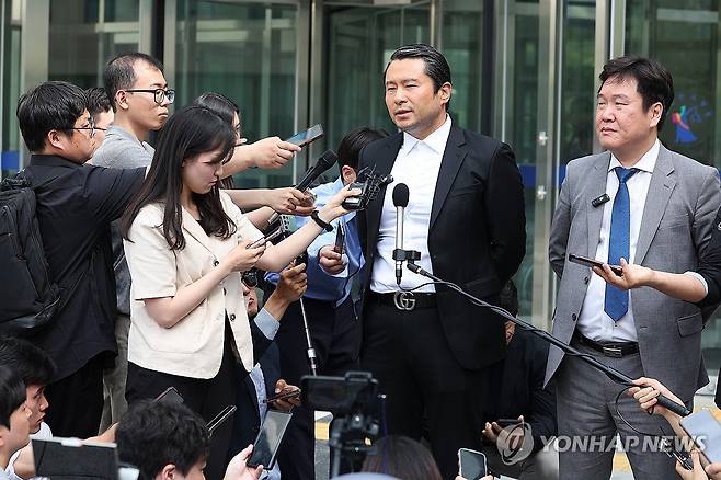 질문에 답하는 이화영 전 부지사 측 김현철 변호사 (수원=연합뉴스) 홍기원 기자 = 쌍방울 그룹의 800만 달러 대북송금 공모 및 억대 뇌물을 수수한 혐의 등으로 구속기소 된 이화영 전 경기도 평화부지사의 1심 선고 재판이 열린 7일 오후 경기도 수원시 영통구 수원지방법원 앞에서 이 전 부지사 측 김현철 변호사가 재판을 마치고 나와 취재진 질문에 답하고 있다. 2024.6.7 xanadu@yna.co.kr