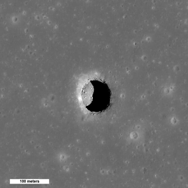 NASA 달 정찰 궤도선이 촬영한 달 구덩이 분화구. 구덩이 바닥에는 바위가 보인다. (사진=NASA/고다드/애리조나 주립대)