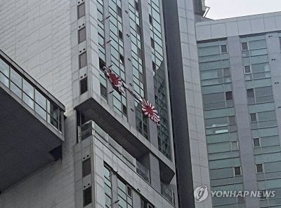 현충일에 부산 수영구 남천동의 한 아파트에 걸린 욱일기 [이미지출처=연합뉴스]