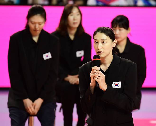 김연경이 8일 국가대표 은퇴식에서 은퇴 소감을 말하고 있다. /송정헌 스포츠조선 기자