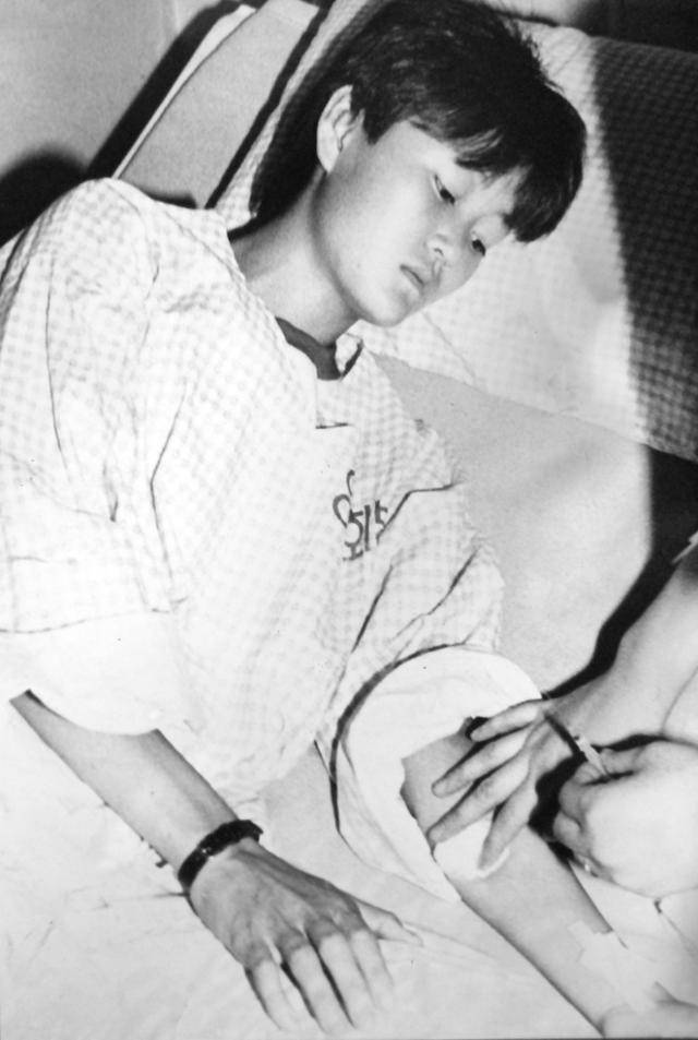현역 시절 임춘애는 살인적인 훈련량과 지도자 구타로 인해 부상에 시달렸다. 사진은 1987년 6월 훈련 중 지도자에게 맞아 고막이 터진 후 경기 성남의 한 병원에 입원한 모습. 한국일보 자료사진