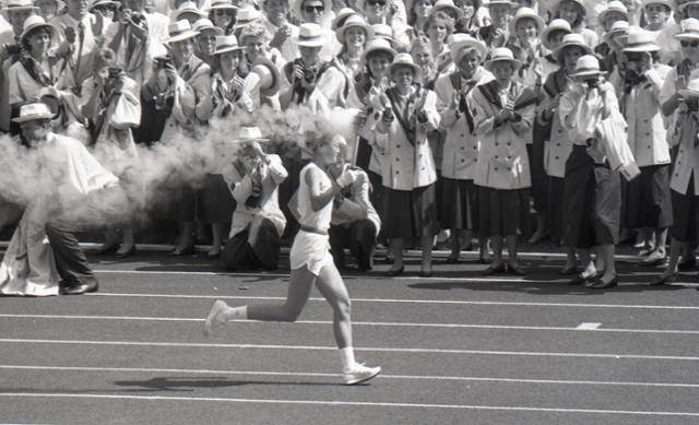 1988년 9월 17일에 열린 서울 올림픽 개막식에서 성화봉송 마지막 주자로 나선 임춘애가 서울 잠실에 위치한 올림픽 주경기장 트랙을 돌고 있다. 한국일보 자료사진