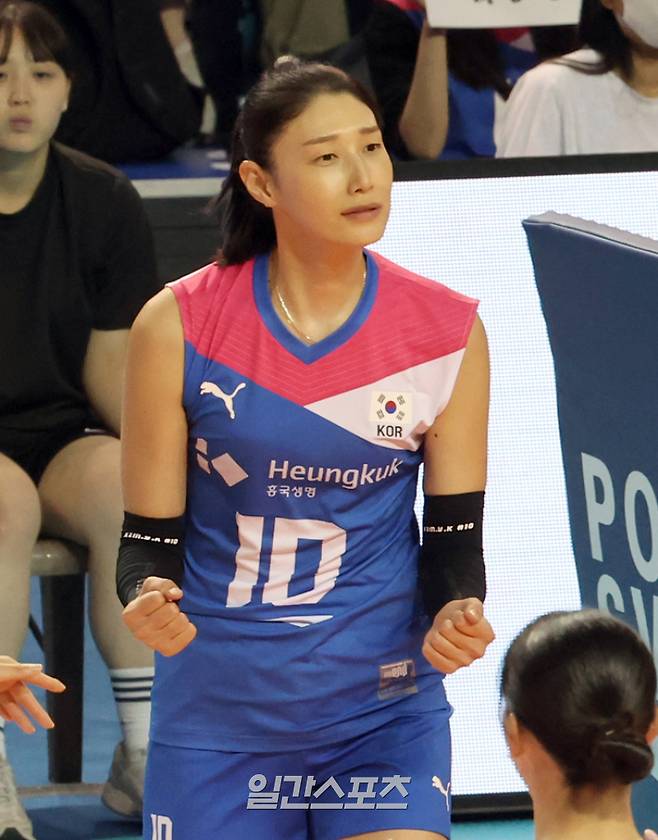 배구여제 김연경(흥국생명)이 8일 오후 잠실실내체육관에서 여자배구 국가대표 은퇴경기를 펼쳤다. 팀 대한민국 김연경이 득점후 기뻐하고있다. 한편 대표팀에서 주포로 활약하며 2012 런던 올림픽과 2020 도쿄 올림픽 준결승 진출을 이끈 김연경은 은퇴 경기를 끝으로 국가대표를 내려놓는다. 잠실실내체=정시종 기자 capa@edaily.co.kr /2024.06.08.