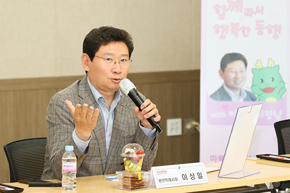 이상일 용인특례시장이 지난 7일 기흥구 마북동에서 열린 주민소통간담회에서 인사말을 하고 있다. [사진=용인특례시]