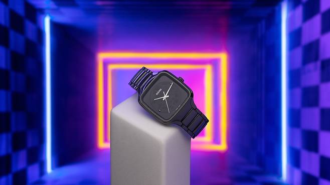 빛을 받으면 다이얼이 짙게 변하는 트루 스퀘어 x 모리나가 쿠니히코 모델. [사진 라도]