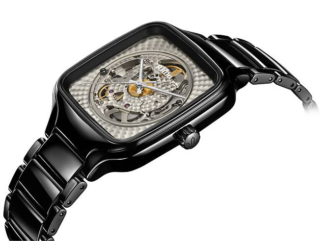 하이테크 세라믹 케이스 안에는 세공 장식을 거친 무브먼트가 자리 잡았다. [사진 라도]