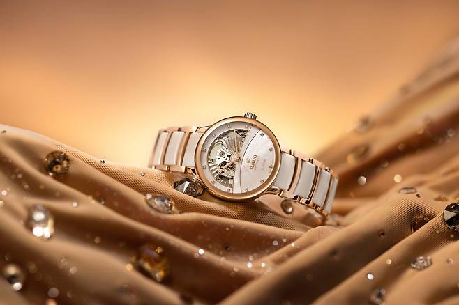 세라믹과 PVD 코팅 스틸의 매력을 동시에 느낄 수 있는 여성용 시계 센트릭스 오픈 하트. [사진 라도]