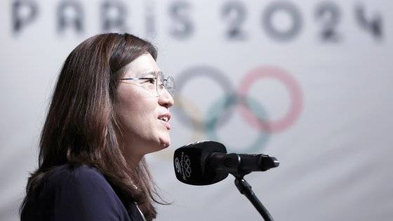 지난 4월 17일 2024 파리 하계올림픽 개막을 100일 앞두고 충북 진천국가대표선수촌 챔피언하우스에서 열린 국가대표 격려 행사에서 장미란 문체부 2차관이 인사말을 하고 있다. 연합뉴스