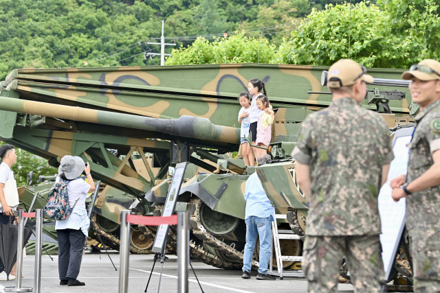 ▲ ‘제74주년 춘천지구전투 전승행사’가 8일 시민참여 형태로 춘천 수변공원 일대에서 진행됐다. 군 장비에 올라가 기념촬영을 하는 시민들. 유희태