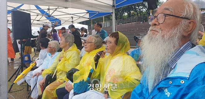 8일 경남 ‘밀양 송전탑 6·11 행정대집행 10년 윤석열 핵 폭주 원천봉쇄 결의대회’에 참석한 밀양마을주민들이 결의대회를 지켜보고 있다. 김정훈 기자