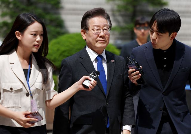 더불어민주당 이재명 대표가 7일 오전 서울 서초구 서울중앙지법에서 열린 '대장동 배임·성남FC 뇌물' 관련 1심 속행 공판에 출석하고 있다. 연합뉴스