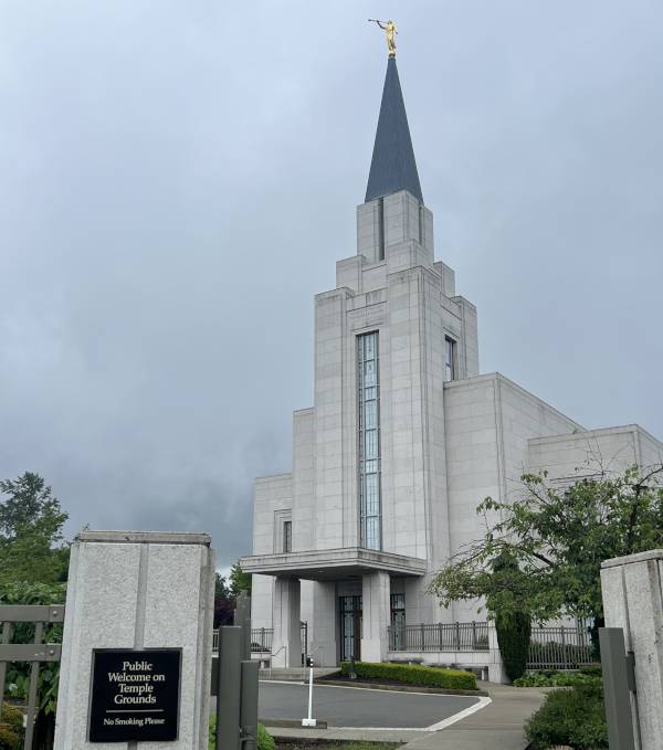 캐나다 브리티시컬럼비아주 랭글리에 있는 예수그리스도후기성도교회(모르몬교) 건물. 이 건물 입구 대문 벽면에는 “이 성전 땅을 찾는 모든 이들을 환영합니다”라는 뜻의 영문 글귀가 적혀 있다. 대한예수교장로회 통합과 고신 등은 모르몬교를 이단으로 규정한 바 있다.