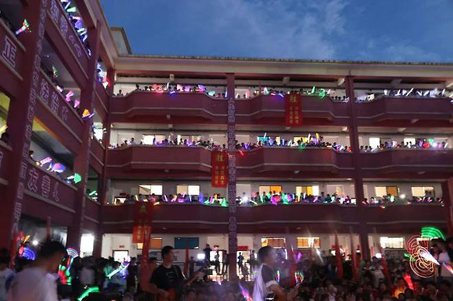 중국의 수능인 ‘가오카오’를 앞두고 지난달 말 장시성의 지웨이중학교에서는 수험생들을 응원하는 행사가 열렸다. <지쉐이중학>