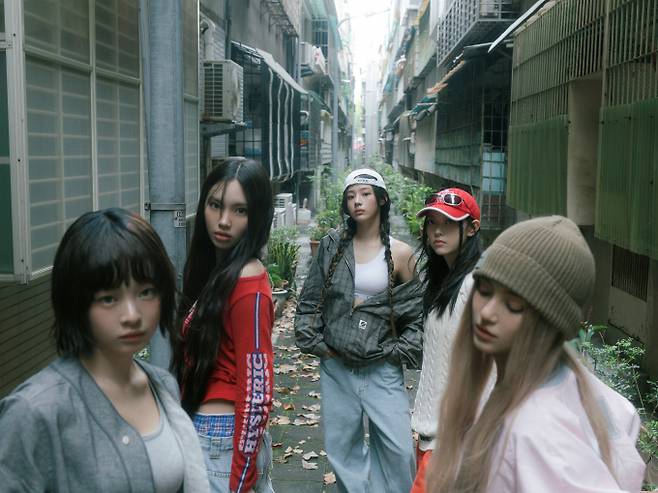 최근 발매된 뉴진스의 새 앨범 '하우 스위트'가 100만장 넘게 팔렸다. /사진=어도어