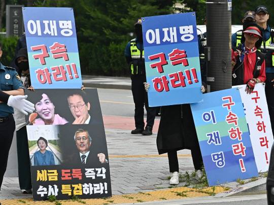 ‘쌍방울 대북송금’ 의혹으로 재판에 넘겨진 이화영 전 경기도 평화부지사의 1심 선고 공판이 열린 7일 경기도 수원시 영통구 수원지방법원 앞에서 보수단체가 집회를 하고 있다. 뉴시스 제공