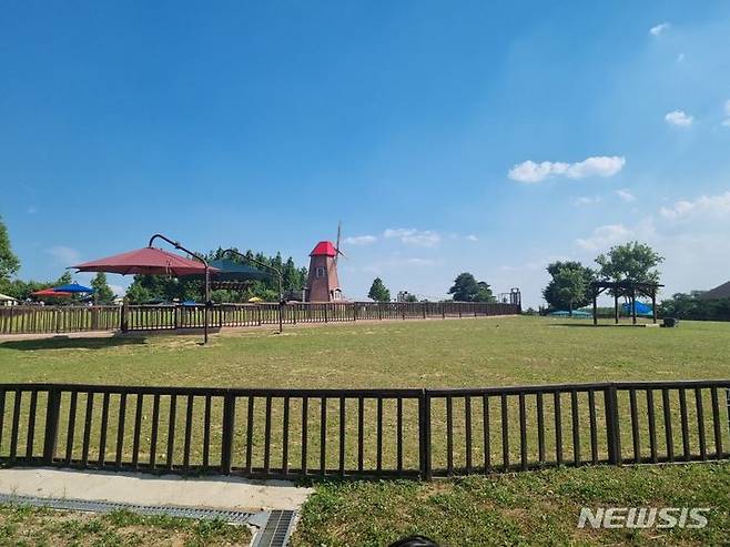 [세종=뉴시스] 김동현 기자 = 안성팜랜드 내에 위치한 체험목장 전경. 체험목장에은 면양마을, 토끼마을 등으로 이뤄져 있다.2024.06.06
