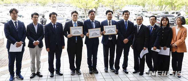 [과천=뉴시스] 정병혁 기자 = 박찬대 더불어민주당 검찰독재정치탄압대책위원회 공동위원장을 비롯한 검찰독재정치탄압대책위원회 소속 의원 및 더불어민주연합 당선인들이 17일 경기 과천시 정부과천청사 민원실 앞에서 검찰 특활비 관련 윤석열 대통령과 한동훈 전 법무부장관을 고위공직자범죄수사처(공수처)에 고발하기에 앞서 기자회견을 하고 있다. 2024.04.17. jhope@newsis.com