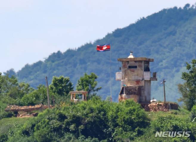 [파주=뉴시스] 황준선 기자 = 3일 경기 파주시 자유로에서 바라본 북한 초소에서 북한군이 근무를 서고 있다. 정부가 북한의 오물풍선 살포에 대응해 대북 확성기를 재개하는 방안을 검토하자 북한은 조선중앙통신에 공개한 김강일 국방성 부상 명의 담화에서 풍선 살포를 잠정 중단하겠다고 밝혔다. 2024.06.03. hwang@newsis.com