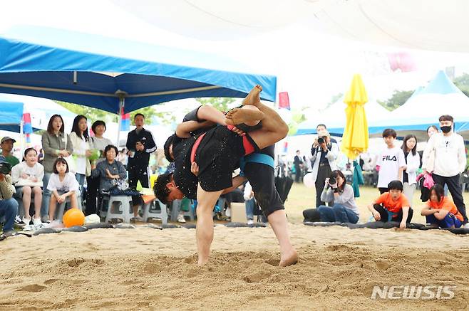 [의왕=뉴시스] 단오제 행사에 참여한 시민들이 씨름놀이를 하고 있다. (사진=의왕시 제공) 2024.06.08.photo@newsis.com