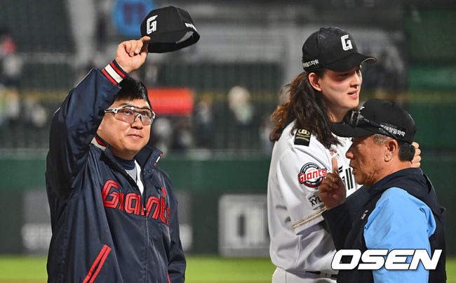 [OSEN=부산, 이석우 기자] 7일 부산 사직야구장에서 2024 신한 SOL 뱅크 KBO 리그 롯데 자이언츠와 SSG 랜더스의 경기가 열렸다. 홈팀 롯데는 이민석이 데뷔 첫 선발승에 도전하고 원정팀 SSG는 지난 1일 키움과의 데뷔전에서 첫 승리를 챙긴 시라카와가 선발로 출전한다.롯데 자이언츠 김태형 감독이 SSG 랜더스를 11-7로 이기고 8위로 올라 서며 팬들에게 인사를 하고 있다. 2024.06.07 / foto0307@osen.co.kr