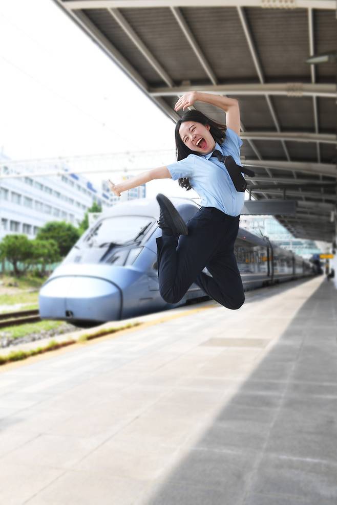 코레일 유튜브 크리에이터로 활약하고 있는 ‘미스기관사’&nbsp;강하영 주임. 코레일 제공