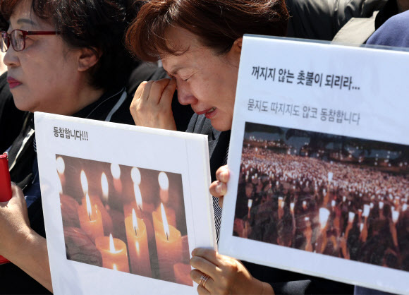 지난 4일 서울 용산구 국방부 앞에서 현ㆍ전역 병사 부모들과 군인권센터 관계자들이 참석한 가운데 열린 육군 12사단 훈련병 가혹행위 사망사건 규탄 및 진상규명 촉구 기자회견에서 고 홍정기 일병의 어머니 박미숙 씨(오른쪽)가 눈물을 흘리고 있다. 연합뉴스