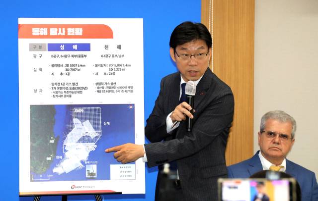 \'동해 심해 가스전 평가\' 곽원준 수석위원 (세종=연합뉴스) 배재만 기자 = 곽원준 한국석유공사 수석위원이 7일 오전 정부세종청사 산업통상자원부 기자실에서 동해 심해 가스전 개발과 관련한 질문에 답하고 있다. 2024.6.7 scoop@yna.co.kr (끝)