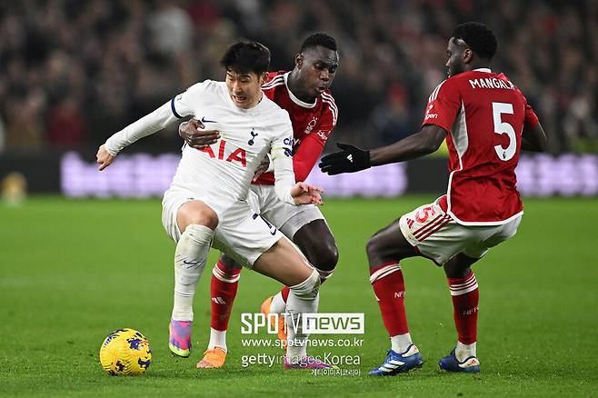 ▲ 손흥민에게 인종차별 공격을 한 영국 축구팬이 징계를 받았다. 노팅엄 포레스트를 지지하는 50대 남성은 손흥민과 토트넘 홋스퍼 원정 팬들에게 지속적으로 인종차별 욕설을 한 혐의로 기소됐다. 이스트미들랜즈 검찰청은 해당 남성에게 400만원이 넘는 벌금을 부과하고 3년간 모든 축구장의 출입을 금지시켰다.