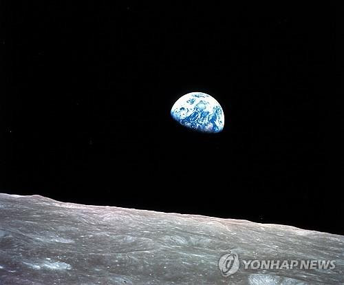 '아폴로 8호'가 찍은 '지구돋이'(Earthrise) 사진 [NASA/AP= 연합뉴스. 재판매 및 DB 금지]